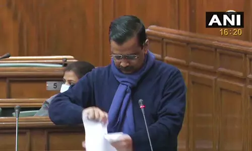 കർഷക പ്രക്ഷോഭത്തിന് പിന്തുണ; വിവാദ നിയമത്തിന്‍റെ പകർപ്പ് കെജ് രിവാൾ കീറിയെറിഞ്ഞു