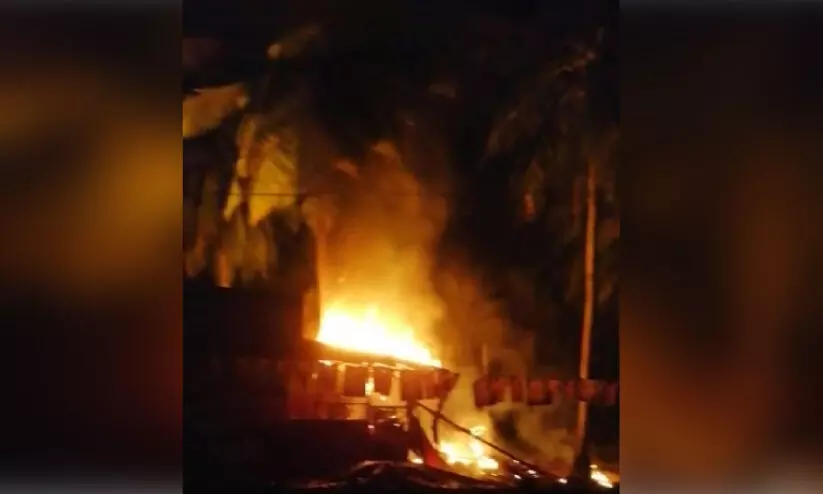 മലപ്പുറം പു​റ​ത്തൂ​രി​ൽ വി​ജ​യി​ച്ച ലീ​ഗ് സ്ഥാ​നാ​ർ​ഥി​യു​ടെ ക​ട​ക്ക്​ തീ​വെച്ചു