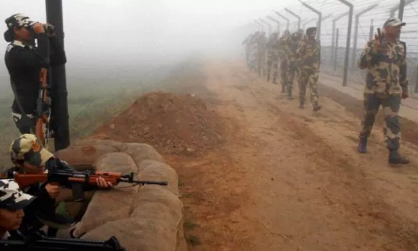 അട്ടാരി അതിർത്തിയിൽ കടന്നുകയറാൻ ശ്രമിച്ചവരെ ബി.എസ്.എഫ് തുരുത്തി അട്ടാരി അതിർത്തിയിൽ കടന്നുകയറാൻ ശ്രമിച്ചവരെ ബി.എസ്.എഫ് തുരുത്തി