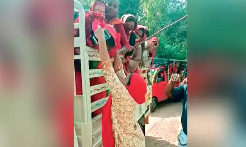 ഇടതു സ്ഥാനാർഥിക്ക് ചുവപ്പ്​ ഹാരമണിയിച്ച്​ യു.ഡി.എഫ് സ്ഥാനാർഥി