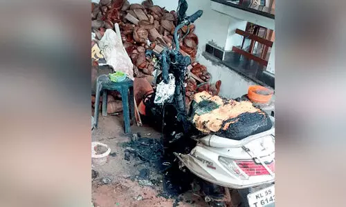 പുറത്തൂര്‍ പുതുപ്പള്ളിയില്‍ വീടിനുനേരെ ആക്രമണം; സ്‌കൂട്ടറിന് തീയിട്ടു