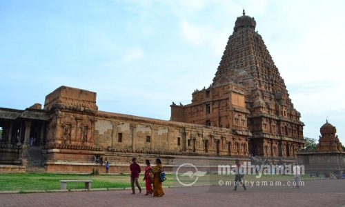 ആയിരം വര്‍ഷങ്ങളുടെ കഥ പറയുന്ന  പെരിയകോവിലിന് മുന്നില്‍