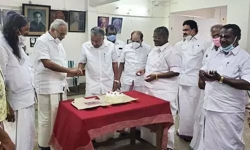 മുഖ്യമന്ത്രി കേക്ക് മുറിച്ചു; എ.കെ.ജി സെന്‍ററിൽ എല്‍.ഡി.എഫ് നേതാക്കളുടെ വിജയാഹ്ളാദം