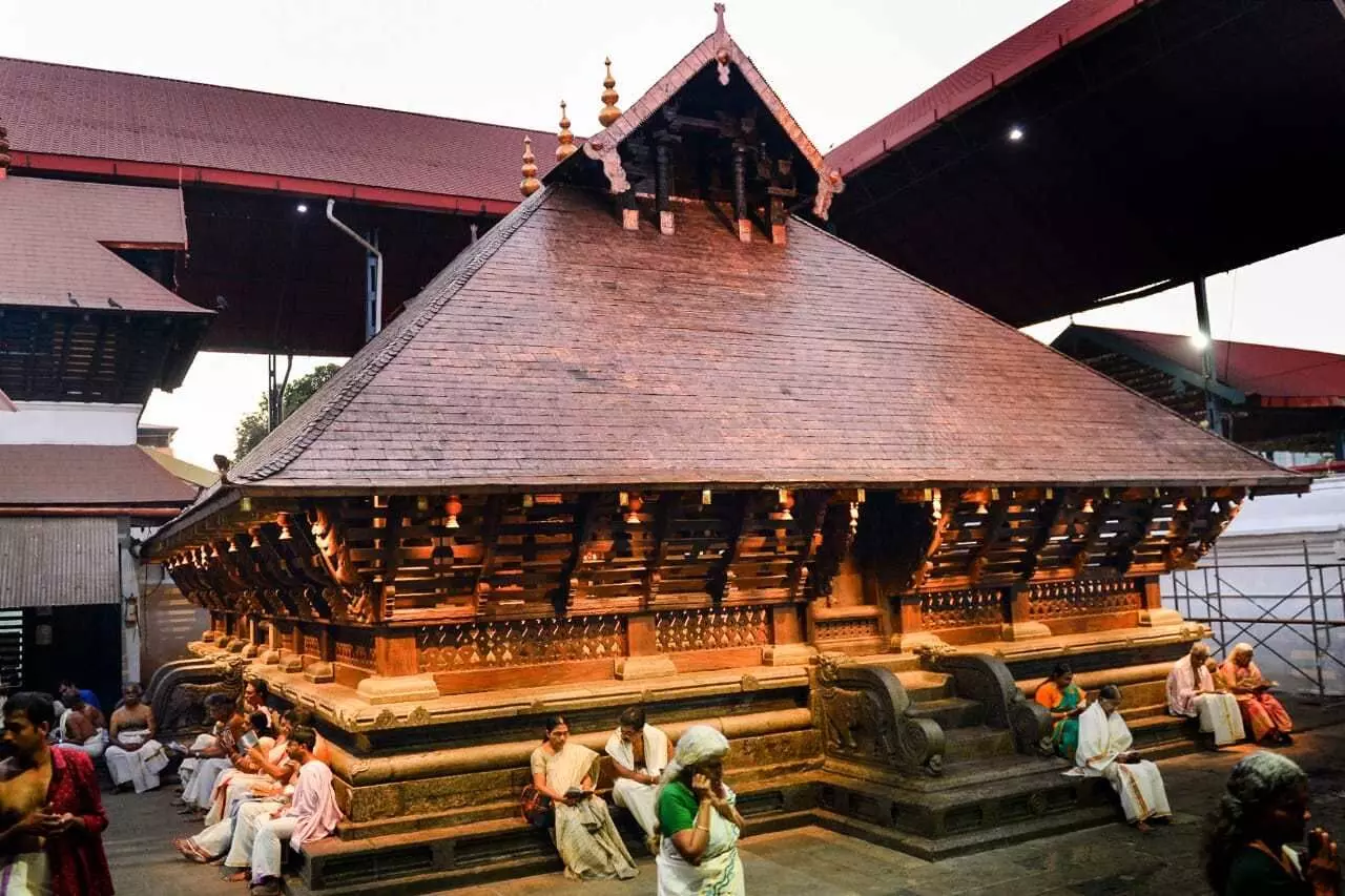 ദുരിതാശ്വാസ നിധിയിലേക്ക് ഗുരുവായൂർ ദേവസ്വത്തിന്‍റെ സംഭാവന: 10 കോടി രൂപ തിരിച്ചടക്കുന്നത്​ സംബന്ധിച്ച് നിയമോപദേശം തേട​ും