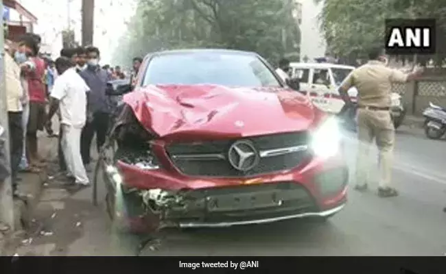 മുംബൈയിൽ മെഴ്​സിഡെസ്​ ബെൻസിടിച്ച്​ ഡെലിവറി ബോയ്​ മരിച്ചു; സഹായം വാഗ്​ദാനം ചെയ്​ത്​ സോനു സൂദ്​