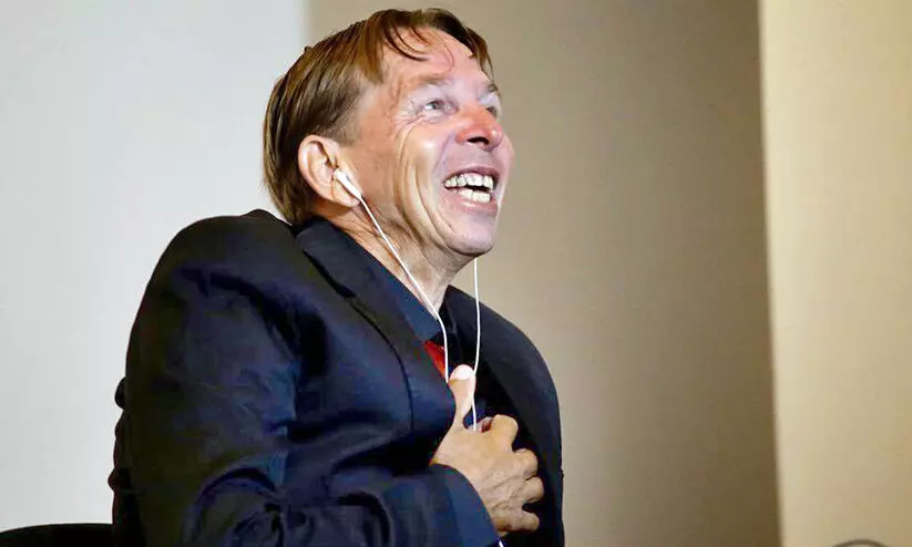 ഫിഫ ഫാൻ പുരസ്കാരം നേടിയ മറിവാൾഡോ ഓരോ കളിക്കുമെത്തുന്നത് 64 കി.മീ കാൽനടയായി ഫിഫ ഫാൻ പുരസ്കാരം നേടിയ മറിവാൾഡോ ഓരോ കളിക്കുമെത്തുന്നത് 64 കി.മീ കാൽനടയായി