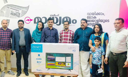 ഗൾഫ്​ മാധ്യമം െഎ.പി.എൽ ക്വിസ്​ മെഗാ പ്രൈസ് സമ്മാനിച്ചു