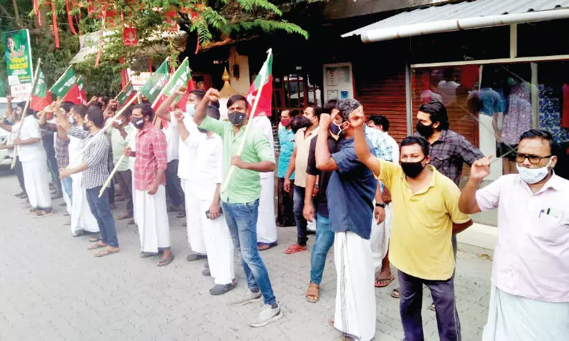 സ്ഥാനാർഥിക്കെതിരെ ഗുണ്ടാ വിളയാട്ടം; പൊലീസ് കേസെടുത്തു
