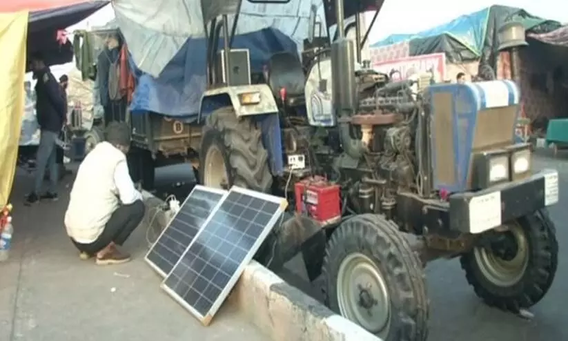 Farmers at Ghazipur border use solar panels to charge phones, tractor batteries