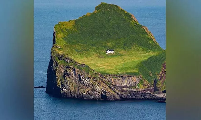 പ്രേതങ്ങളെ പേടിച്ച കോടീശ്വരന്‍റെയോ ഫോ​ട്ടോഷോപ്പ്​ നിർമിതിയോ അല്ല ലോകത്തിലെ ഏറ്റവും ഒറ്റപ്പെട്ട ഈ വീട്​