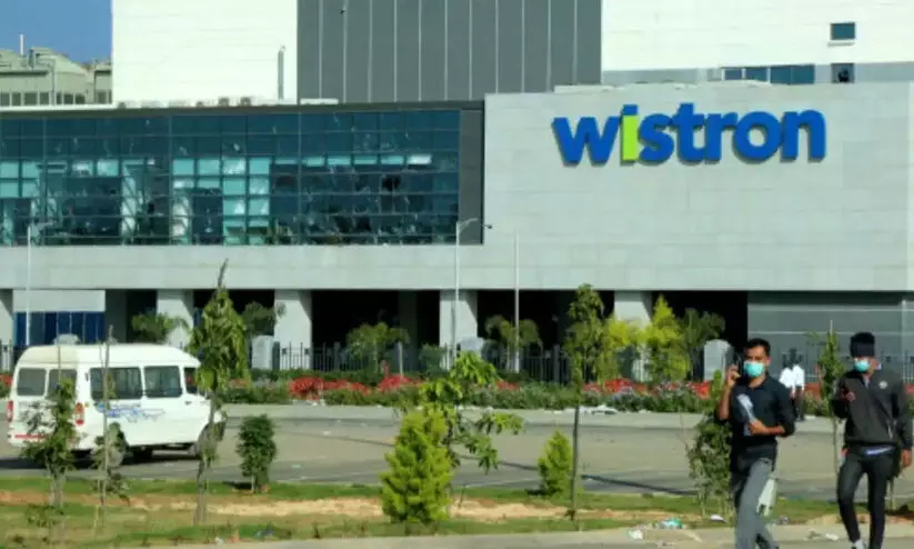 വീഴ്ച സമ്മതിച്ച് വിസ്ട്രൺ; ഐ ഫോൺ പ്ലാൻറിലെ ജീവനക്കാരുടെ വേതനം നൽകിത്തുടങ്ങി വീഴ്ച സമ്മതിച്ച് വിസ്ട്രൺ; ഐ ഫോൺ പ്ലാൻറിലെ ജീവനക്കാരുടെ വേതനം നൽകിത്തുടങ്ങി