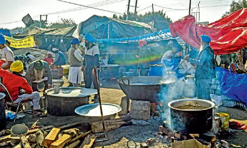 അ​ണ​യാ​തെ പ്ര​തി​ഷേ​ധം