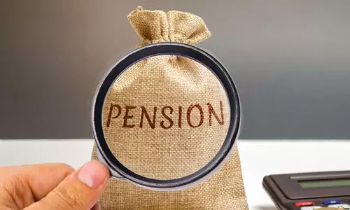 ശബരിമലയിൽ സാധനങ്ങൾ വാങ്ങിയതിൽ അഴിമതി: ദേവസ്വം മുൻ സെക്രട്ടറിയുടെ പെൻഷൻ തടഞ്ഞു