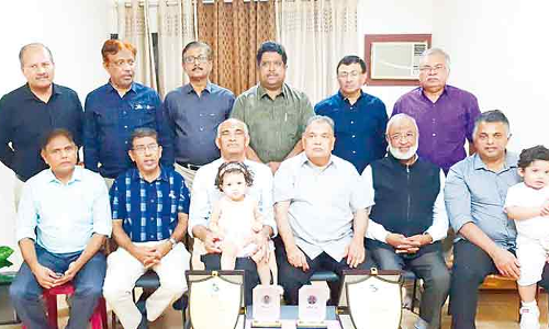 ന​ജീ​ബി​നും മാ​മു​വി​നും തെ​ക്കേ​പ്പു​റം വീ​ക്കെ​ൻ​ഡ്​​ യാ​ത്ര​യ​യ​പ്പ്​ ന​ൽ​കി