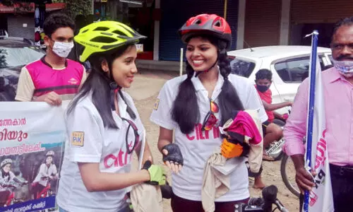 കി​ലോ​മീ​റ്റ​റു​ക​ൾ താ​ണ്ടി മീ​ര​യും പാ​ർ​വ​തി​യും വ​യ​നാ​ട്ടി​ലെ​ത്തി