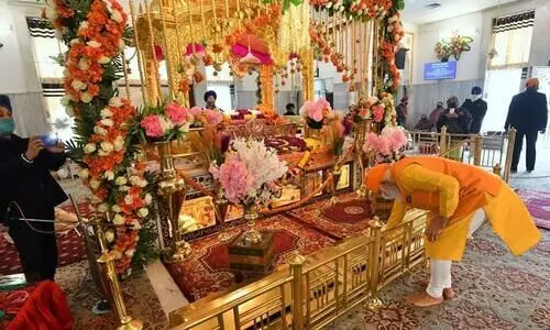 മോദീ, അടുത്ത ​േഫാ​ട്ടോഷൂട്ടിനായി ഡൽഹി അതിർത്തികൾ സന്ദർശിക്കൂ; ഗുരുദ്വാര സന്ദർശനത്തിൽ സോഷ്യൽ മീഡിയ