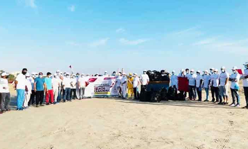 ദേ​ശീ​യ​ദി​നം: കെ.​എം.​സി.​സി ബീ​ച്ച്​ ശു​ചീ​ക​രി​ച്ചു