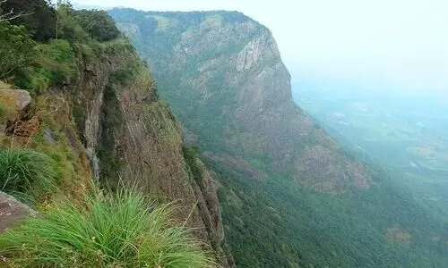 നെല്ലിയാമ്പതി സീതാർകുണ്ടിൽ രണ്ട് സഞ്ചാരികള്‍ കൊക്കയില്‍ വീണു