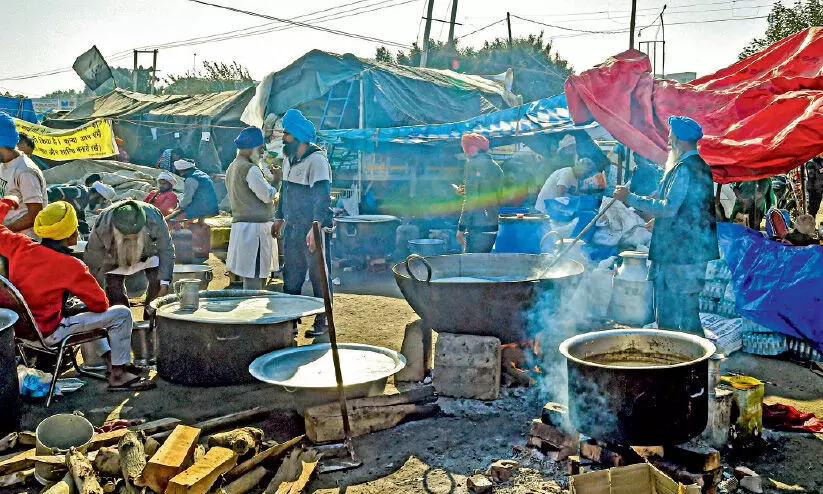 അ​ണ​യാ​തെ പ്ര​തി​ഷേ​ധം
