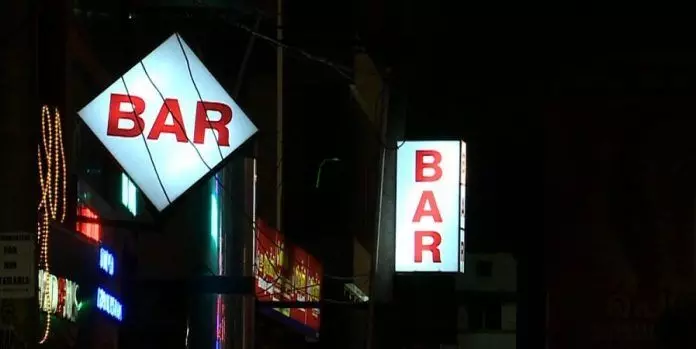 പുതുവർഷത്തിന് മുമ്പായി ബാറുകൾ തുറക്കാൻ നീക്കം പുതുവർഷത്തിന് മുമ്പായി ബാറുകൾ തുറക്കാൻ നീക്കം