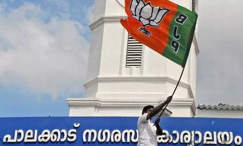 പാലക്കാട് നഗരസഭ: ഇടതുവലത് പോരും ബി.ജെ.പിക്ക് തണലായി പാലക്കാട് നഗരസഭ: ഇടതുവലത് പോരും ബി.ജെ.പിക്ക് തണലായി