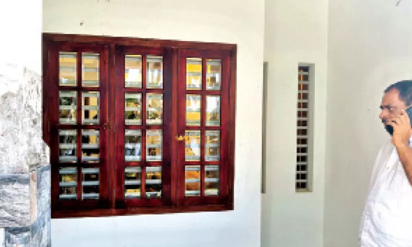 കോൺഗ്രസ് നേതാവി​െൻറ വീട്ടിനുനേരെ ബോംബേറ്