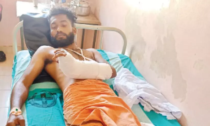 സി.പി.എം പ്രവർത്തകന് വെട്ടേറ്റു, കോൺഗ്രസ് പ്രവർത്തകൻ അറസ്റ്റിൽ സി.പി.എം പ്രവർത്തകന് വെട്ടേറ്റു, കോൺഗ്രസ് പ്രവർത്തകൻ അറസ്റ്റിൽ