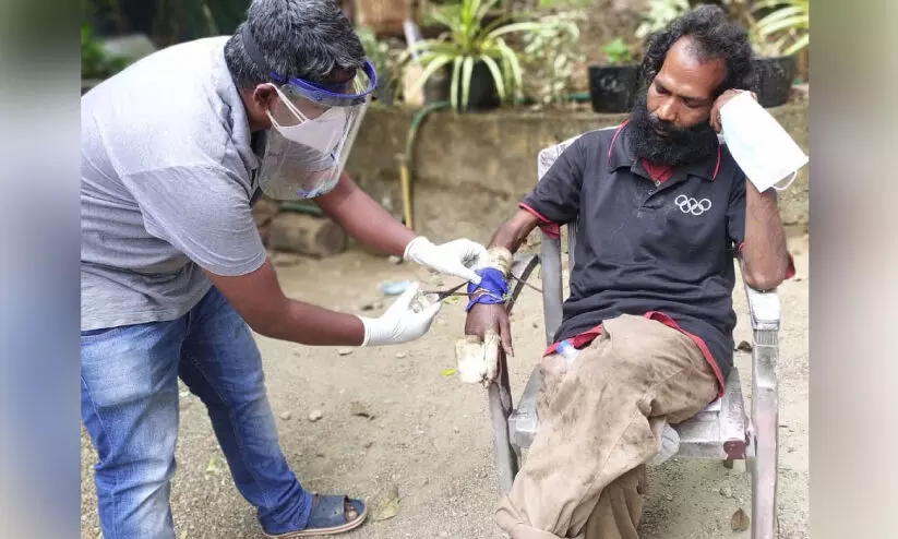 തെരുവിൽ അലഞ്ഞ യുവാവിന് തുണയായി പൂച്ചാക്കൽ പൊലീസും തെരുവ് വെളിച്ചവും തെരുവിൽ അലഞ്ഞ യുവാവിന് തുണയായി പൂച്ചാക്കൽ പൊലീസും തെരുവ് വെളിച്ചവും