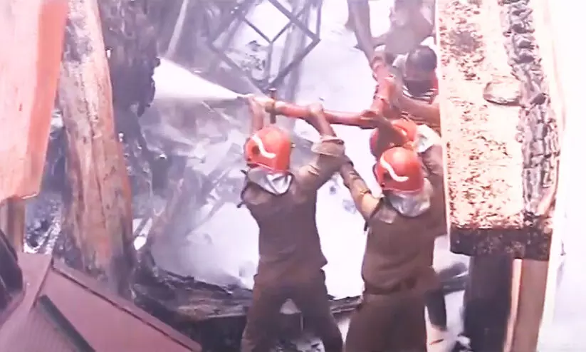 പറവൂർ തത്തപ്പിള്ളിയിൽ വൻ തീപിടിത്തം