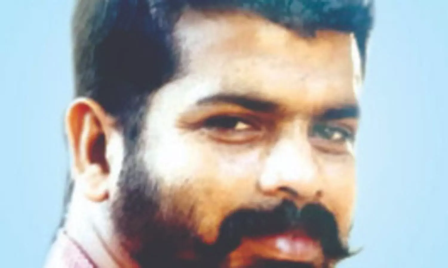 ന​ക്ഷ​ത്രം തൂ​ക്കു​ന്ന​തി​നി​ടെ മ​ര​ത്തി​ൽ​  നി​ന്ന് വീ​ണ് മേ​ക്ക​പ്പ് ആ​ർ​ട്ടി​സ്​​റ്റ് മ​രി​ച്ചു