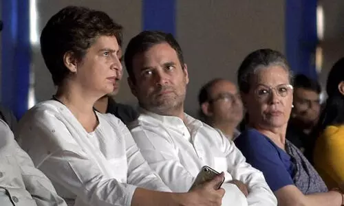 ഇ​ന്ത്യ മാ​റാ​ൻ ഗാ​ന്ധി​മാ​ർ മാ​റി​നി​ൽ​ക്ക​െ​ട്ട