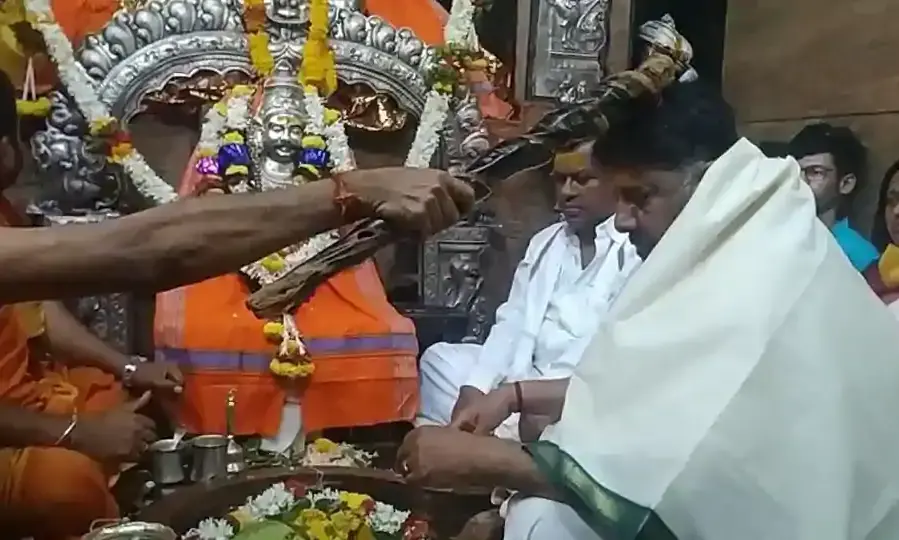 ക​ഷ്​​​ട​പ്പാ​ടു​ക​ൾ​ക്ക് കാ​ര​ണം ദൈ​വ​കോ​പം; െഹ​ലി​കോ​പ്ട​ർ വ​ഴി​പാ​ടു​മാ​യി കെ.​പി.​സി.​സി അ​ധ്യ​ക്ഷ​ൻ ഡി.​കെ. ശി​വ​കു​മാ​ർ