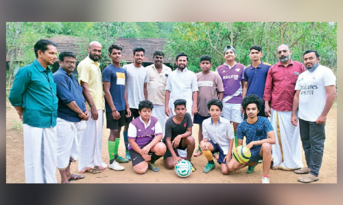 വാക്കുപാലിച്ചു; കുട്ടികൾക്ക് ഫു​​ട്ബാ​ളു​മാ​യി ജ​യ​ഘോ​ഷ് എ​ത്തി