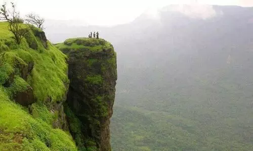 ​സ​ഞ്ചാ​രി​ക​ളെ  ആ​ക​ർ​ഷി​ക്കു​ന്ന നെ​ല്ലി​യാ​മ്പ​തി സീതാർകുണ്ട് അപകടമുനമ്പാവുന്നു