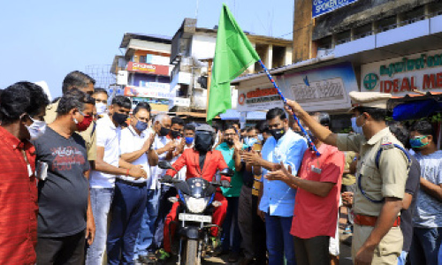 കിടപ്പുരോഗികളുടെ ദുരിതം തുറന്നുകാട്ടി കണ്ണുകെട്ടി ബൈക്ക് യാത്ര