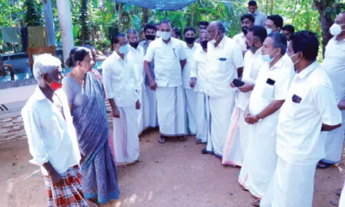 ആ​ർ.​എ​സ്.​എ​സ് ഭീ​ഷ​ണി: വീ​ട്ടി​ൽ​ നി​ന്നും പു​റ​ത്തി​റ​ങ്ങാ​ൻ ക​ഴി​യാ​തി​രു​ന്ന കോ​ൺ​ഗ്ര​സ് ജ​ന​പ്ര​തി​നി​ധി​ക്ക്​ പി​ന്തു​ണ​യു​മാ​യി നേ​താ​ക്ക​ൾ