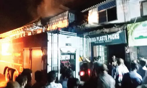 തളിപ്പറമ്പ് മാർക്കറ്റിലെ കടക്ക് തീപിടിച്ചു