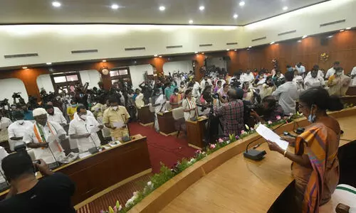 ജനപ്രതിനിധികൾ സത്യപ്രതിജ്ഞ ചൊല്ലി അധികാരമേറ്റു