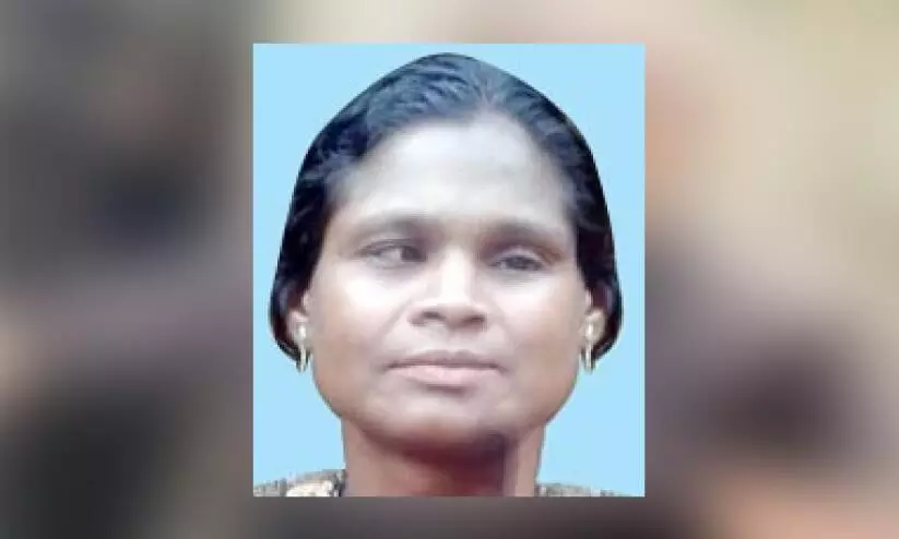 അ​ര്‍ബു​ദ​ബാ​ധി​ത​യാ​യി മ​രി​ച്ച ആ​ദി​വാ​സി യു​വ​തി​യു​ടെ മൃ​ത​ദേ​ഹം സം​സ്ക​രി​ക്കാ​ൻ സ്ഥ​ല​മി​ല്ലാ​തെ കു​ടും​ബം