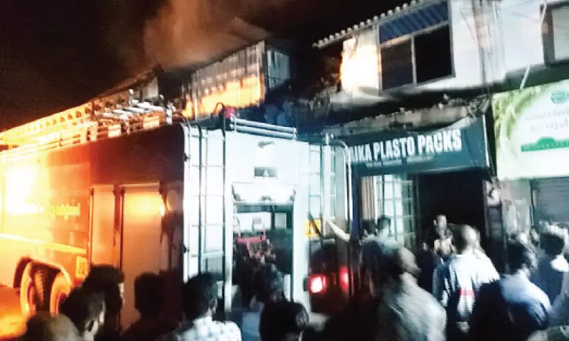 തളിപ്പറമ്പ് മാർക്കറ്റിലെ കടക്ക് തീപിടിച്ചു തളിപ്പറമ്പ് മാർക്കറ്റിലെ കടക്ക് തീപിടിച്ചു