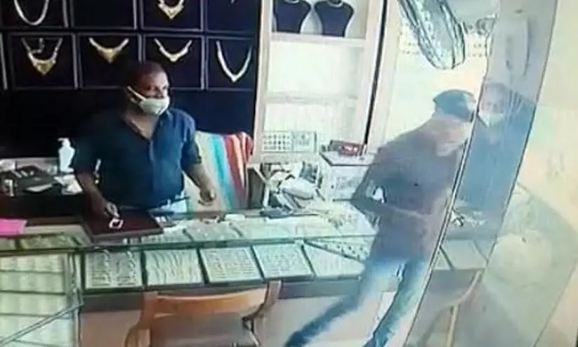 gold chain theft in calicut jwellery gold chain theft in calicut jwellery