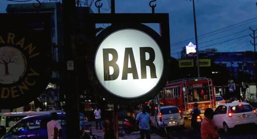 സംസ്ഥാനത്ത് ബാറുകൾ തുറക്കാൻ ഉത്തരവ്; ക്ലബ്ബുകളിലും മദ്യം വിളമ്പാം