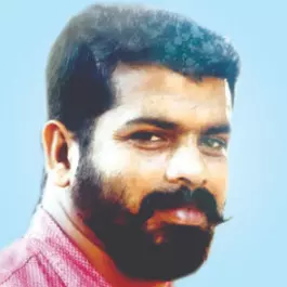 നക്ഷത്രം തൂക്കുന്നതിനിടെ മരത്തിൽ നിന്ന് വീണ് മേക്കപ്പ് ആർട്ടിസ്റ്റ് മരിച്ചു നക്ഷത്രം തൂക്കുന്നതിനിടെ മരത്തിൽ നിന്ന് വീണ് മേക്കപ്പ് ആർട്ടിസ്റ്റ് മരിച്ചു