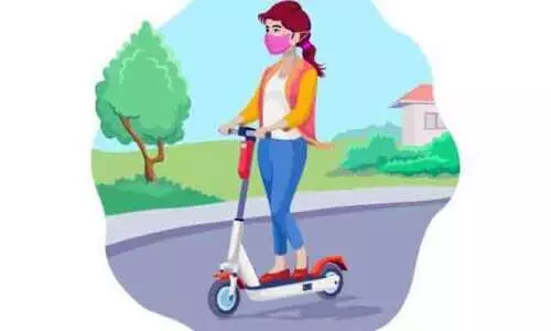 പൊലീസിനെ തടഞ്ഞ ഇ-സ്കൂട്ടർ യാത്രക്കാരിയെ ജയിലിലടച്ചു പൊലീസിനെ തടഞ്ഞ ഇ-സ്കൂട്ടർ യാത്രക്കാരിയെ ജയിലിലടച്ചു