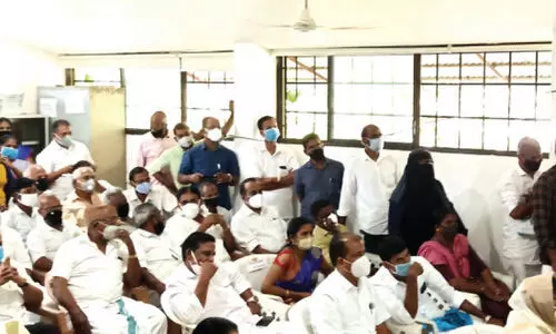 കോവിഡ് മാനദണ്ഡം പാലിക്കാതെ സത്യപ്രതിജ്ഞ ചടങ്ങ്