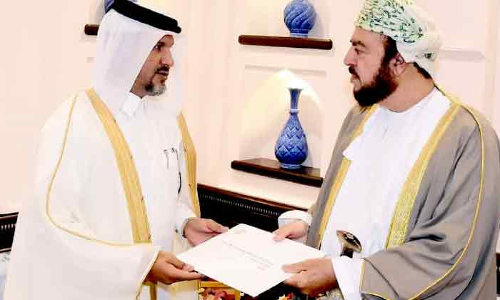 സുൽത്താൻ ഹൈതമിന്​ ഖത്തർ അമീറി​െൻറ കത്ത്​ കൈമാറി