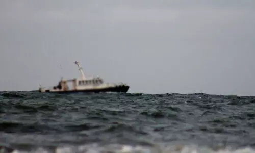 അനധികൃത മീൻപിടിത്തം: കസ്​റ്റഡിയിലെടുത്ത ബോട്ടിൽ രണ്ട് പൊലീസുകാരെ തട്ടിക്കൊണ്ടുപോയി