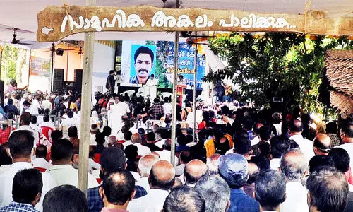 കോർപറേഷൻ സത്യപ്രതിജ്ഞ: ജനം തടിച്ചുകൂടി; കാറിൽനിന്നിറങ്ങാതെ ജില്ല കലക്ടർ