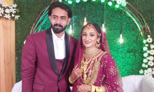 ഇവിടെ സത്യപ്രതിജ്ഞ; അവിടെ മിന്നുകെട്ട്