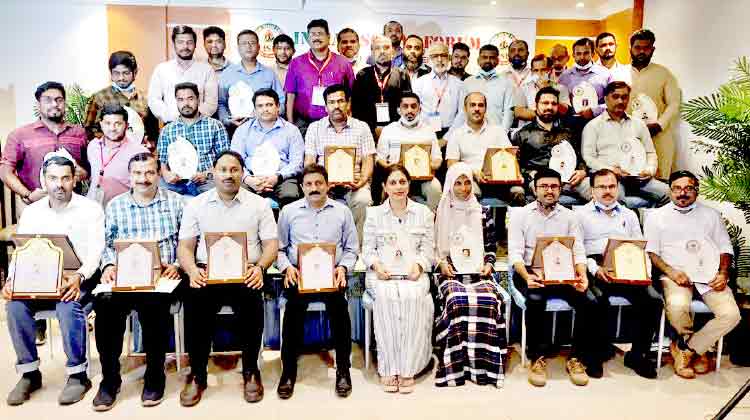 കോവിഡ് കാലത്ത് മികച്ച സേവനങ്ങൾ നൽകിയവരെ ഇന്ത്യൻ സോഷ്യൽ ഫോറം ആദരിച്ചു കോവിഡ് കാലത്ത് മികച്ച സേവനങ്ങൾ നൽകിയവരെ ഇന്ത്യൻ സോഷ്യൽ ഫോറം ആദരിച്ചു